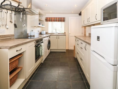 Cottage | Private kitchen | Fridge, microwave, stovetop, dishwasher