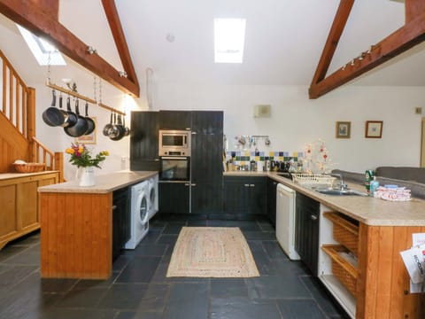 Cottage | Private kitchen | Dishwasher, cookware/dishes/utensils