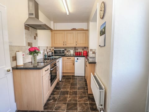 Cottage | Private kitchen | Dishwasher, highchair, cookware/dishes/utensils