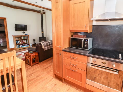 Cottage | Private kitchen | Dishwasher, cookware/dishes/utensils