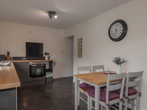 Cottage | Private kitchen | Stovetop, highchair, cookware/dishes/utensils