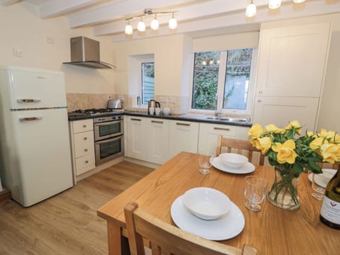 Cottage | Private kitchen | Fridge, microwave, stovetop, dishwasher