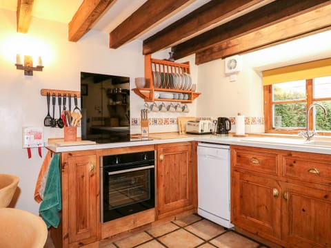 Cottage | Private kitchen | Dishwasher, highchair, cookware/dishes/utensils