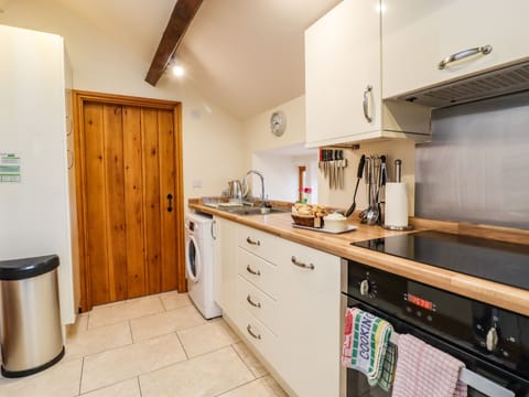 Cottage | Private kitchen | Microwave, stovetop, dishwasher, highchair