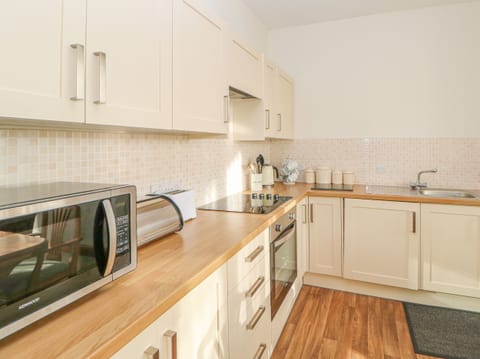 Cottage | Private kitchen | Dishwasher, toaster, highchair, cookware/dishes/utensils