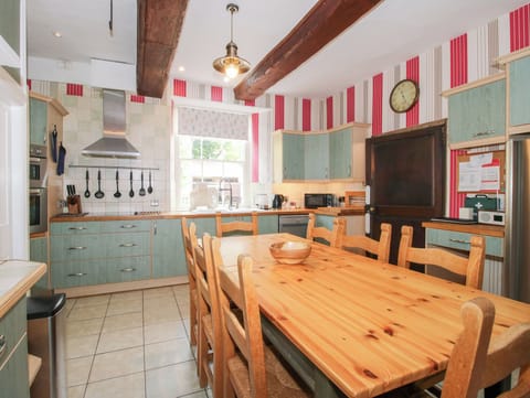 Cottage | Private kitchen | Microwave, stovetop, dishwasher, highchair