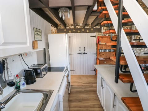 Cottage | Private kitchen | Microwave, stovetop, dishwasher, highchair