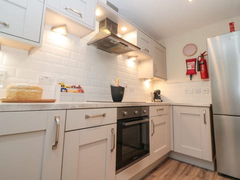 Cottage | Private kitchen | Oven, stovetop, dishwasher, cookware/dishes/utensils