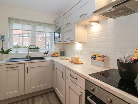 Cottage | Private kitchen | Oven, stovetop, dishwasher, cookware/dishes/utensils