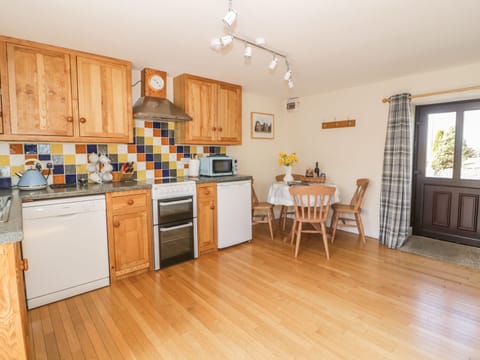 Cottage | Private kitchen | Fridge, microwave, stovetop, dishwasher