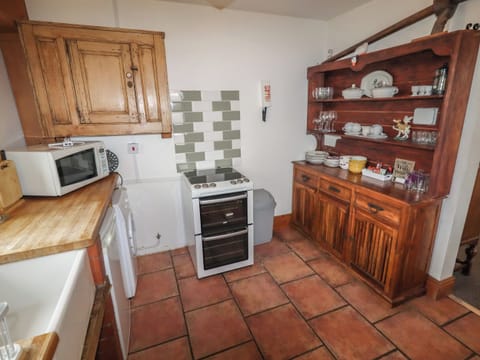 Cottage | Private kitchen | Fridge, microwave, stovetop, cookware/dishes/utensils