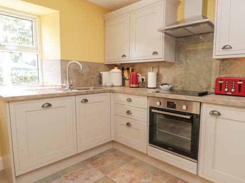 Cottage | Private kitchen | Fridge, microwave, stovetop, dishwasher