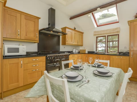 Cottage | Private kitchen | Microwave, stovetop, dishwasher, highchair