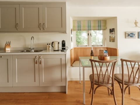 Cottage | Private kitchen | Fridge, microwave, stovetop, dishwasher