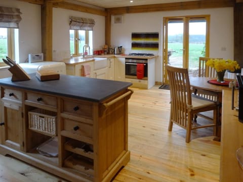 Cottage | Private kitchen | Dishwasher, cookware/dishes/utensils
