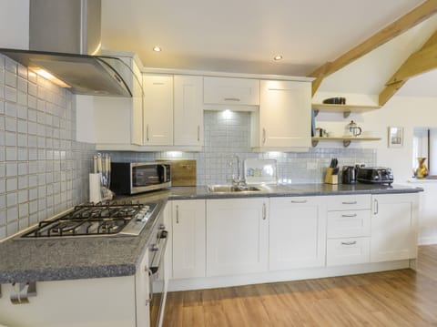 Cottage | Private kitchen | Dishwasher, cookware/dishes/utensils