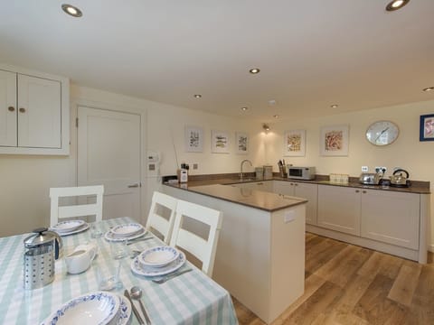 Cottage | Private kitchen | Dishwasher, highchair, cookware/dishes/utensils