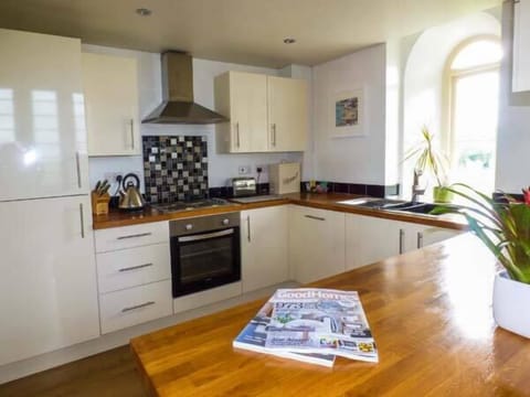 Cottage | Private kitchen | Stovetop, dishwasher, highchair, cookware/dishes/utensils