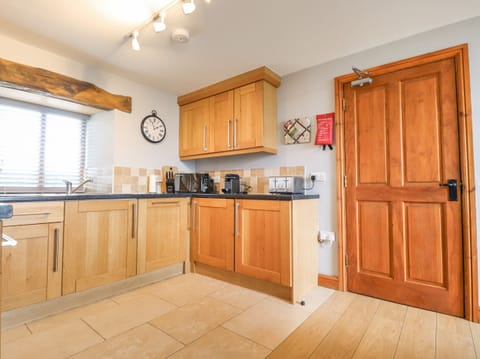 Cottage | Private kitchen | Dishwasher, cookware/dishes/utensils