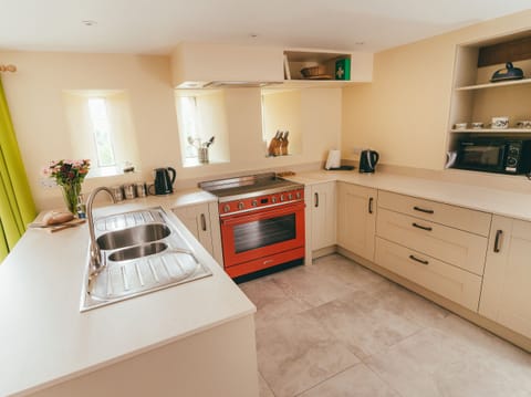 Cottage | Private kitchen | Fridge, microwave, stovetop, dishwasher