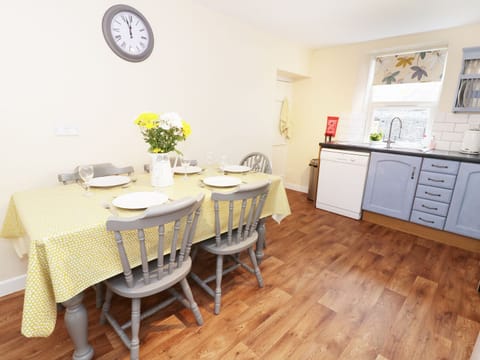 Cottage | Private kitchen | Fridge, microwave, stovetop, dishwasher