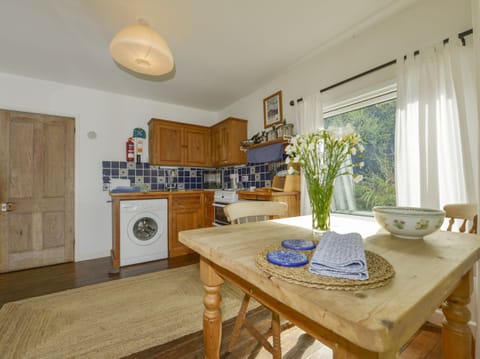 Cottage | Private kitchen | Fridge, microwave, cookware/dishes/utensils, freezer