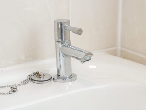 Cottage | Bathroom | Shower, hair dryer