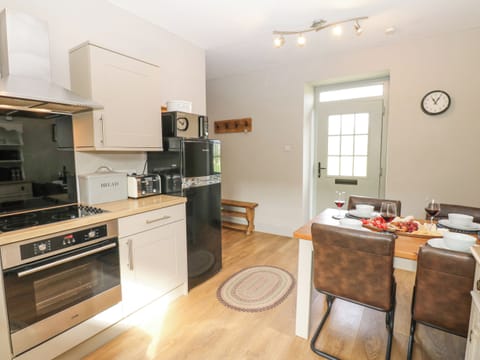 Cottage | Private kitchen | Microwave, stovetop, dishwasher, cookware/dishes/utensils