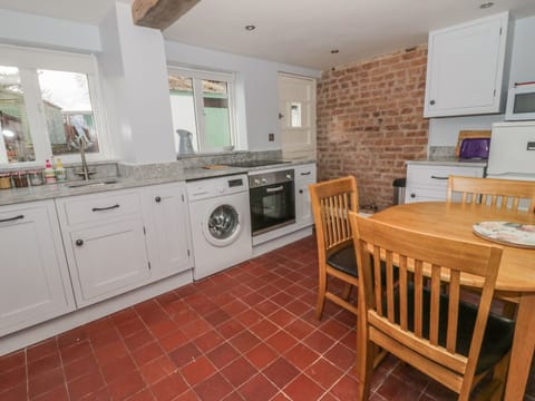 Cottage | Private kitchen | Dishwasher, cookware/dishes/utensils