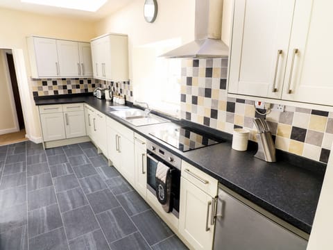 Cottage | Private kitchen | Microwave, stovetop, dishwasher, highchair