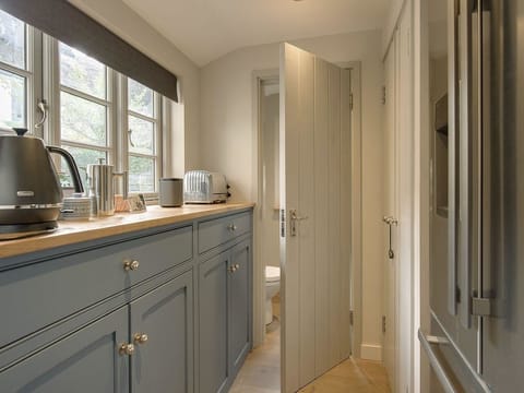 Cottage | Private kitchen | Microwave, stovetop, dishwasher, cookware/dishes/utensils