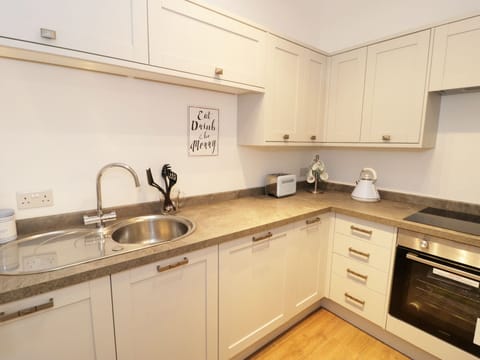 Cottage | Private kitchen | Fridge, microwave, stovetop, dishwasher