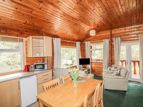 Cottage | Private kitchen | Oven, stovetop, dishwasher, cookware/dishes/utensils