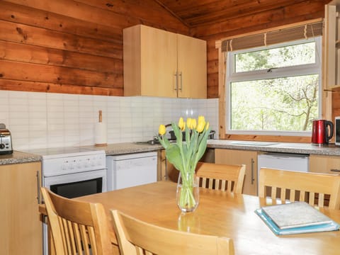 Cottage | Private kitchen | Oven, stovetop, dishwasher, cookware/dishes/utensils