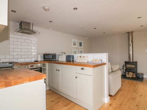 Cottage | Private kitchen | Fridge, oven, dishwasher, cookware/dishes/utensils