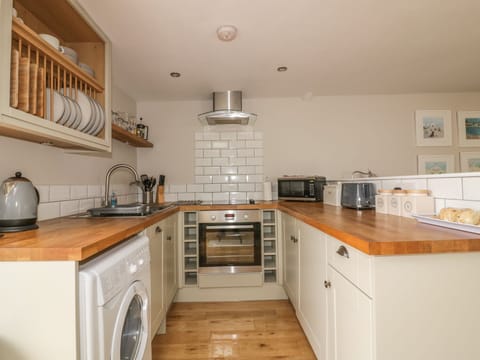 Cottage | Private kitchen | Fridge, oven, dishwasher, cookware/dishes/utensils