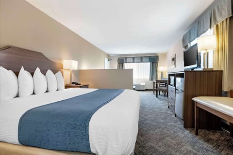 Suite, 1 King Bed, Non Smoking, Refrigerator & Microwave | Premium bedding, desk, iron/ironing board, cribs/infant beds