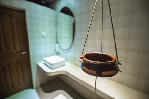 Spa tub, Ayurvedic treatments, massage/treatment rooms, massages