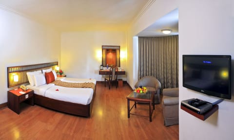 Suite, 1 King Bed | Premium bedding, minibar, in-room safe, desk