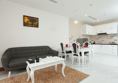 Penthouse Single Room | Living room | Flat-screen TV