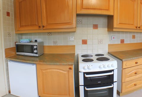 Bungalow, 3 Bedrooms (Braeriach) | Private kitchen | Fridge, microwave, stovetop, coffee/tea maker