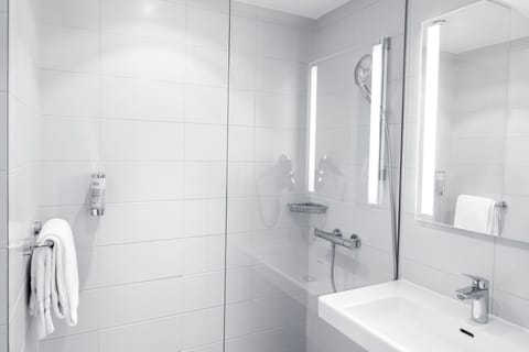 Shower, rainfall showerhead, free toiletries, hair dryer