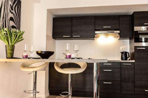 Apartment, Ensuite (Flat Moliere) | Private kitchen | Fridge, microwave, oven, stovetop