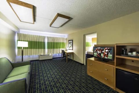 Suite, 1 King Bed, Non Smoking (One-Bedroom) | In-room safe, desk, blackout drapes, iron/ironing board