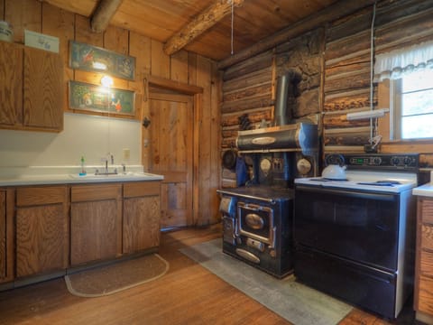 Cabin, 2 Bedrooms | Private kitchen | Fridge, microwave, oven, coffee/tea maker