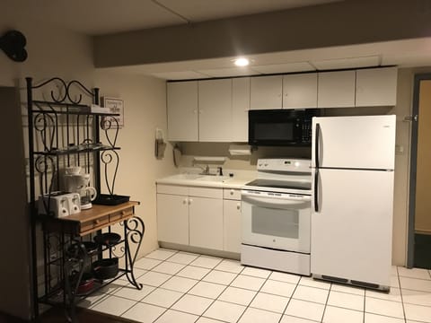 Signature Apartment, 2 Queen Beds, Non Smoking | Private kitchen | Cookware/dishes/utensils