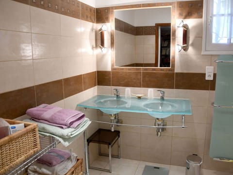 Deluxe Double or Twin Room, Balcony, Garden View | Bathroom | Free toiletries, hair dryer, towels