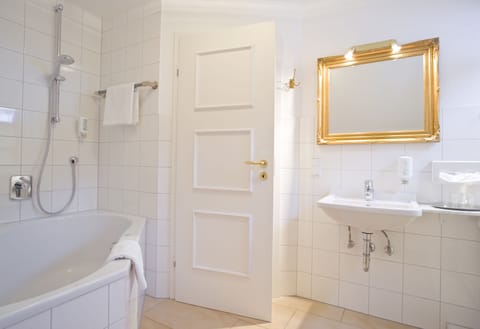 Superior Double Room | Bathroom | Free toiletries, hair dryer, towels