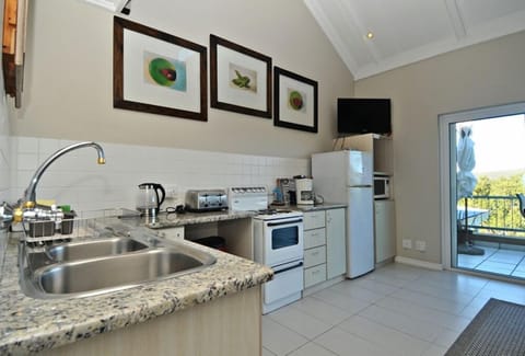 Apartment, 2 Bedrooms (Shoe Room (6)) | Private kitchen | Full-size fridge, microwave, oven, stovetop