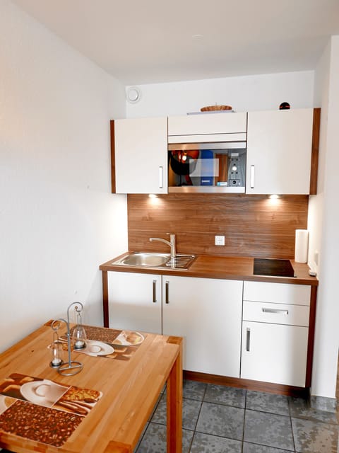 Basic Apartment, 1 Bedroom, Non Smoking, Kitchenette | Private kitchenette | Fridge, microwave, stovetop, coffee/tea maker